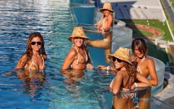 Le ragazze Donnavventura sulla piscina panoramica ...