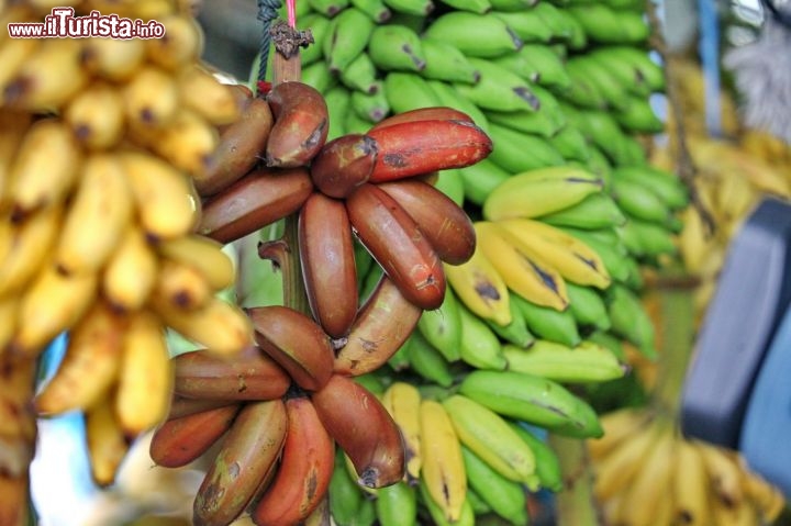 Banane rosse in un mercato maldiviano