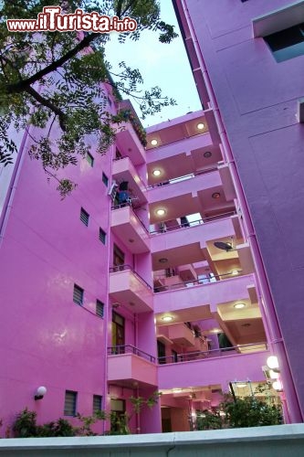 Una casa colorata alle Maldive: colori e forme moderne