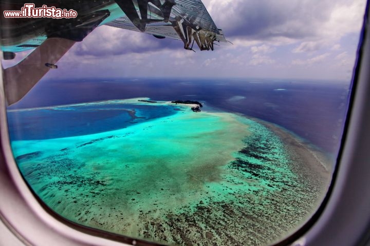 Un atollo alle Maldive visto dall'idrovolante