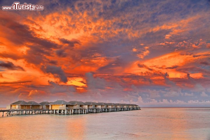 Tramonto spettacolare sulle palafitte alle Maldive