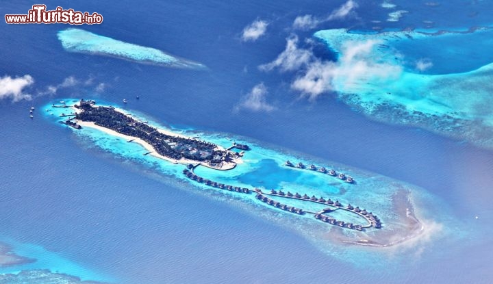 Un resort alle Maldive visto dall'alto