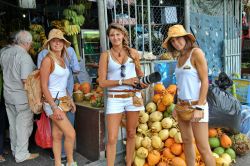 Donnavventura le ragazze in un negozio di frutta ...