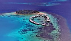 Isolotto alle Maldive visto dall'alto. i colori ...