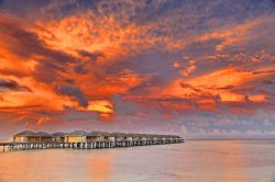 Tramonto spettacolare sulle palafitte alle Maldive ...