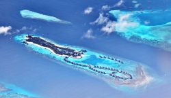 Un resort alle Maldive visto dall'alto