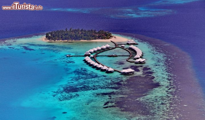 Isolotto alle Maldive visto dall'alto. i colori della laguna