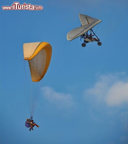 Con il deltaplano e il parapendio per ammirare dall'alto la Tsighy Bay  