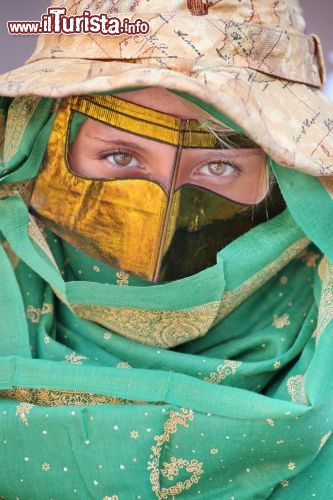 Noemi prima di entrare nella moschea