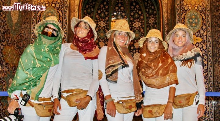 Le ragazze dentro la Moschea di Muscat