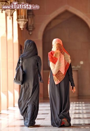 Donne arabe dentro alla moschea