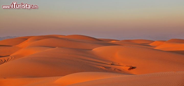 Un campo di dune si accende nel deserto dell'Oman