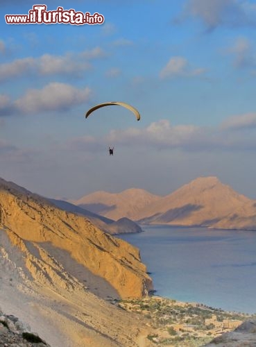 La magia del parapendio in oman