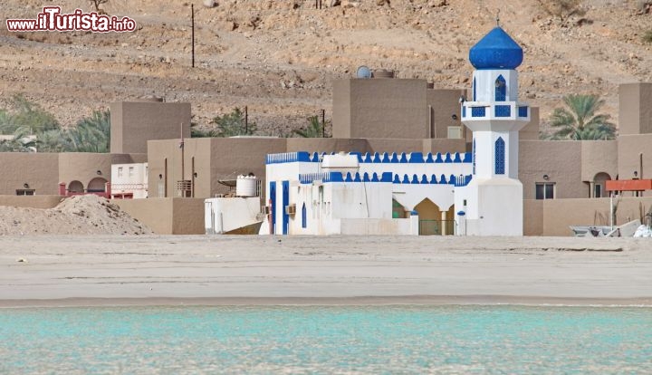 Una piccola moschea in riva al mare in Oman