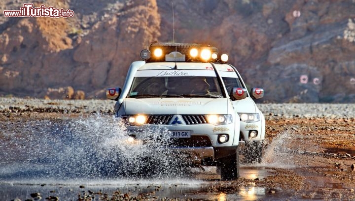 La carovana al guado di uno Wadi nel centro dell'Oman