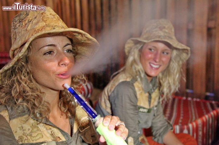Sara che fuma una Shisha
