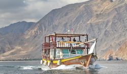 Un Dhow tra i fiordi della penisola di Musandam. ...