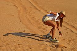 Sandboard sulle dune dell'Oman