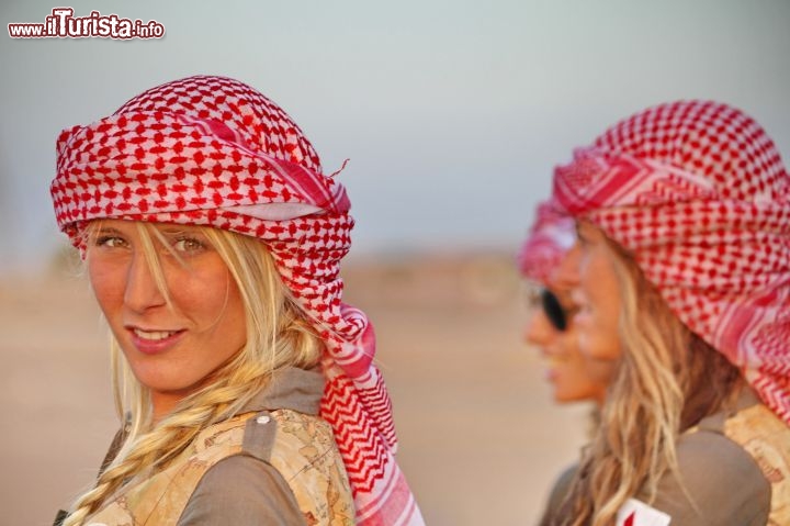 Noemi con un turbante beduino