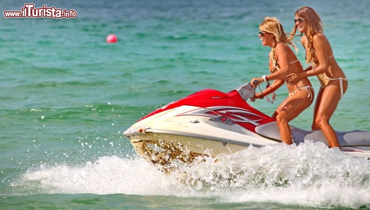 Stefania ed Alice su una moto d'acqua al Ras Alkhaimah