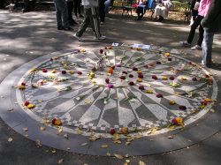 Imagine il rosone dedicato a John Lennon all'interno di Central Park