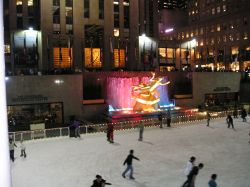 Prometeo e la pista di pattinaggio al Rockefeller Center