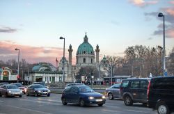 Karlsplatz nel traffico di Vienna