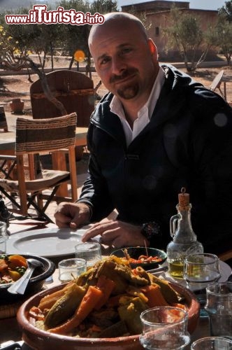 Alex si appresta ad affrontare il tajine