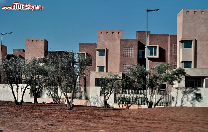 Anche le case nuove riprendono il profilo degli antichi Ramparts di Marrakech