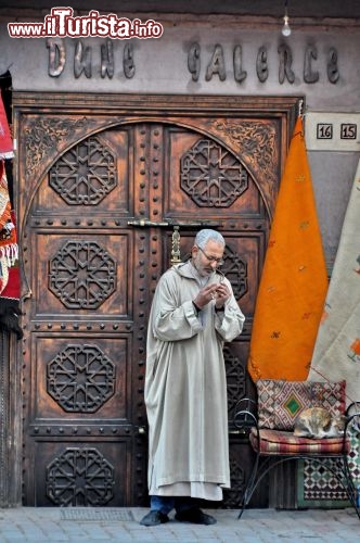 Commerciante di Marrakech si prepara alla apertura negozio