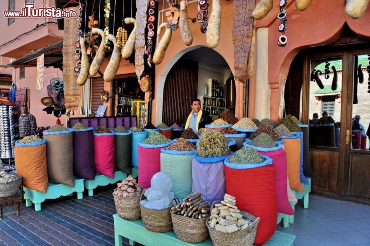 Farmacia berbera nel souk di marrakech