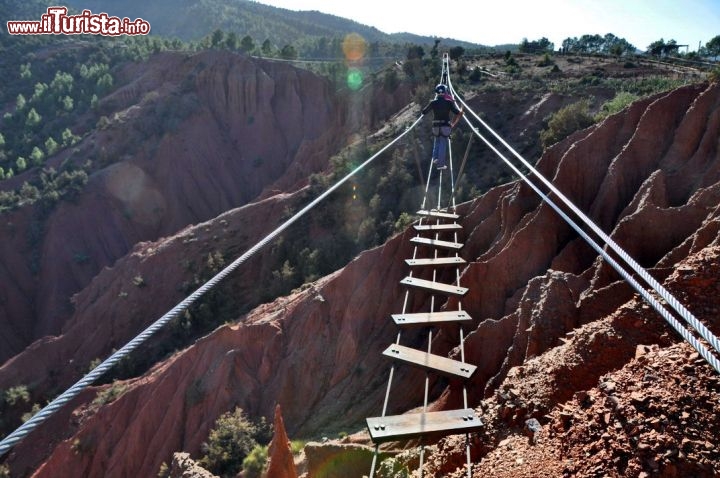 Passeggiando sopra un canyon in Marocco