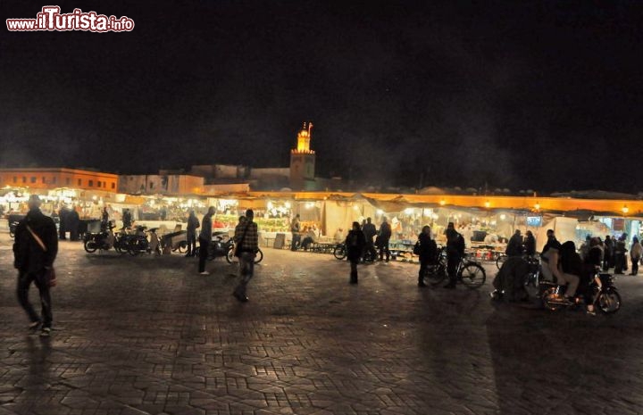 Piazza Jemaa el Fna (Marrakech) a fine serata