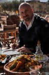 Alex si appresta ad affrontare il tajine