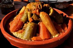 Pranzo con tipico tajine marocchino