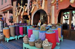 Farmacia berbera nel souk di marrakech