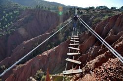 Passeggiando sopra un canyon in Marocco