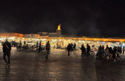 Piazza Jemaa el Fna (Marrakech) a fine serata ...