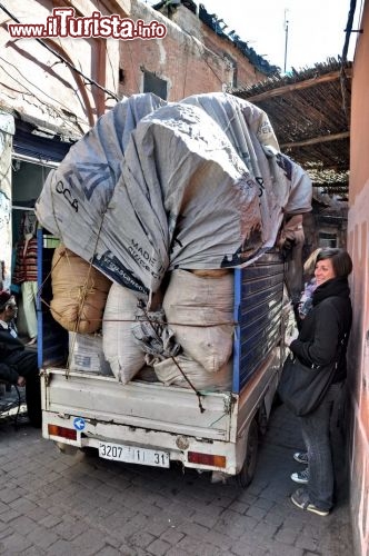 Traffico dentro al souk di Marrakech