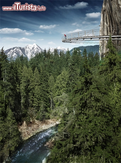 Cliffwalk al Capilano Suspension Bridge Park, Vancouver - Una delle novità del parco è il percorso circolare della "Cliffwalk", che è stata aperta a Vancouver nell'estate 2011, e si tratta di una passerella a sbalzo aggrappata alla scogliera di granito che si eleva alta, sopra al Capilano Canyon. Per rendere ancora più drammatico il percorso, alcuni tratti sono realizzato con pavimento in vetro, e la vista del fiume, lontanissimo da voi, è veramente da panico!