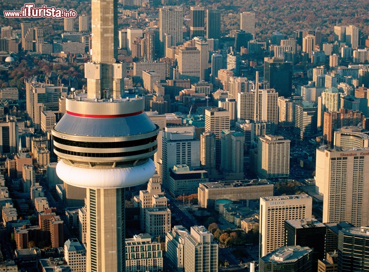 Cn Tower Toronto Canada - In Canada, e cioè a Toronto, si trova l'altissima CN Tower, che ha anche detenuto nel passato il titolo di edificio più alto del mondo.