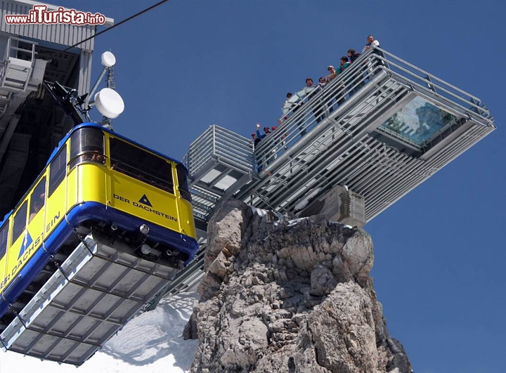 Dachstein Skywalk austria (Foto cortesia, http://www.derdachstein.at) - Sempre in Austria possiamo spostarci a Dachstein, dove tra una sciata e l'altra ci si può prendere un riposo "panoramico" sulla locale Dachstein skywalk