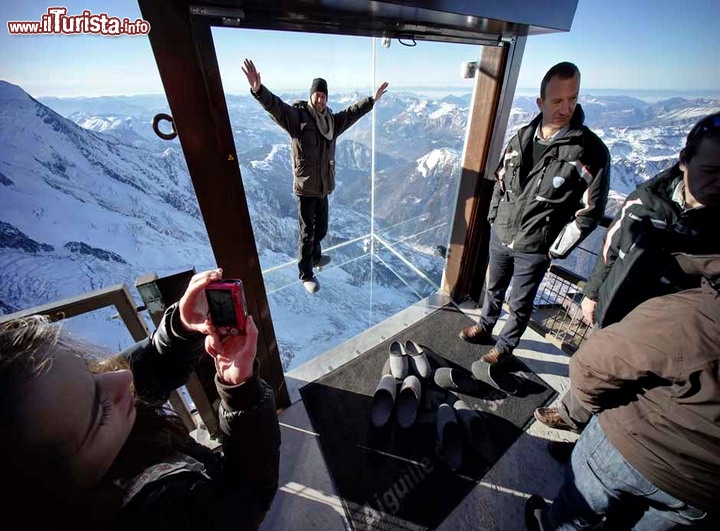 "Pas dans le Vide", il cubo di vetro sull'Aiguille du Midi, Francia - Sul versante francese del Monte Bianco, nei pressi di Chamonix, amano particolarmente i panorami da brivido! Qui, in precedenza, era stata installata una passerella panoramica, già sconsigliabile ai deboli di cuore, ma ora il brivido è diventato estremo! Grazie a questo "glass cube", cioè un cubo di cristallo, potrete all'apparnza come levitare a circa 1.000 metri dal precipizio, circondati dai magnifici panorami delle Alpi della Francia. Niente paura, il cubo del panorama di "un passo nel vuoto" è super resistente, ed è formato da tre strati di vetro temperato, agganciato ad un telaio di sostegno, sovradimensionato. Per entrare nel cubo bisogna togliersi le calzature ed indossare le apposite pantofole, per evitare di rovinare il vetro, cosa che rovinerebbe di certo la bellezza dell'installazione.  - Cortesia foto www.chamonix.net