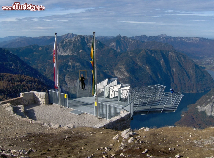 Krippenstein Skywalk, five fingers Austria - A Krippestein, sempre in Austria, troviamo la cosiddetta Skywalk five fingers, cioè la camminata in cielo delle cinque dita, dato che da una piattaforma centrale si diramano 5 passerelle