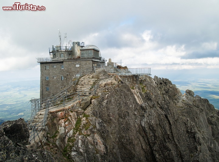 Lomnicky Stit il panorama sugli Alti Tatra, in Slovacchia - Com 2635 metri di altitudine, questo picco è la seconda cima della Slovacchia, ed anche uno dei luoghi panoramici più spettacolari di tutta l'Europa dell'est. Si raggiunge con una funivia che parte da Tatranská Lomnica, famosa stazione sciistica della Slovacchia. Già lo stesso impianto a fune è sconsigliato ai deboli di cuore, dato che è uno dei più ripidi in assoluto, ed è privo di piloni intermedi. La piattaforma che si sporge sul vuoto è composta da una ampia terrazza, da cui si allunga una stretta passerella a sbalzo, che fornisce qualche brivido supplementare. -  © ffola  / Shutterstock.com