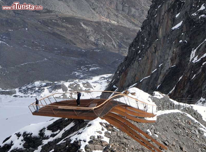 Monte Isidor tirolo skywalk stubai austria (Foto cortesia, http://www.archdaily.com) - Su una delle sue creste è stata appoggiata una passerelle in metallo, che promette un panaroma da brivido, sembra quasi di essere su di un trampolino adatto a tuffarsi sulle Alpi.