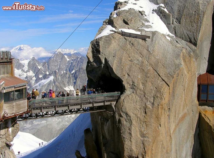 Passerella Aiguille du Midi Resort - Questo ponte sospeso è in grado di offrire emozioni intense agli escursionisti, ma a parte il senso di vertigine, la traversata e facile e adatta a tutti. Il percorso consente di raggiungere la cima della montagna, partendo dalla stazione di arrivo della funivia.