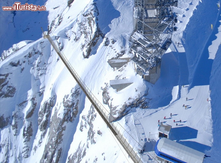 Titlis Cliff Walk, il ponte sospeso più alto dell'Europa, Svizzera - Diciamolo subito, questo ponte sospeso non è adatto per i... deboli di cuore! Si chiama Titlis Cliff Walk ed è il vertiginoso ponte pedonale a sospensione più alto d'Europa, che è stato appena aperto ai visitatori (dicembre 2012) nelle montagne della Svizzera, con gli impianti che salgono a partire da Engelberg, non lontano dal Lago dei 4 Cantoni. Situato a 3041 metri sul livello del mare, nelle Alpi svizzere, non è certo adatto a chi ha paura delle altezze, Ma che vista che offre! Secondo il gestore dell'impianto, la società Titlis Rotair, i visitatori sono in grado di provare una magnifica vista panoramica sulle montagne circostanti e intravedere persino l'Italia dall'alto. Sito ufficiale: www.titlis.ch