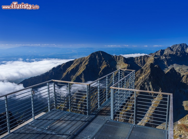 La passerella panoramica di Lomnicky Stit, nel nord della Slovacchia - E' il balcone sui monti Tatra, le splendide cime che si ergono al confine tra Polonia e Slovacchia. In particolare le montagne degli Alti Tatra superano i 2600 metri in due punti: oltre ai 2635 m del Lomnica, la cima più elevata è rappresentata dal monte Gerlachovský štít che tocca una altitudine di 2654 m. La sporgenza di questa Skywalk si eleva invece di circa 800 metri sulle vallate sottostante, valore più che sufficiente per generare una certa apprensione a chi decide di camminare fino alla sua punta... - © Pawel Kazmierczak / Shutterstock.com,