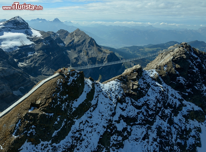 Peak Walk al Glacier 3000, in Svizzera - Vi avevamo già parlato di Titlis Cliff Walk, che nel 2012 era entrato nel Guinnes dei primati come il ponte sospeso più alto d'Europa. Oggi vi presentiamo una nuova passerella, che si colloca al secondo posto di questa speciale classifica.  Il nuovo ponte denominato "Peak Walk" è ancora più lungo e tocca il valore impressionante di 107 metri. Le due cime collegate sono il Scex Rouge e il Glacier 3000, che si trovano praticamente alla stessa quota, ma di poco inferiore ai 3.000 metri. Per raggiungere questo spettacolare sito dovete recarvi nella Svizzera francese, il compresorio sciistico di Glacier 3000 si trova a circa metà strada, in linea d'aria, tra Montreux e Sion - © www.glacier3000.ch